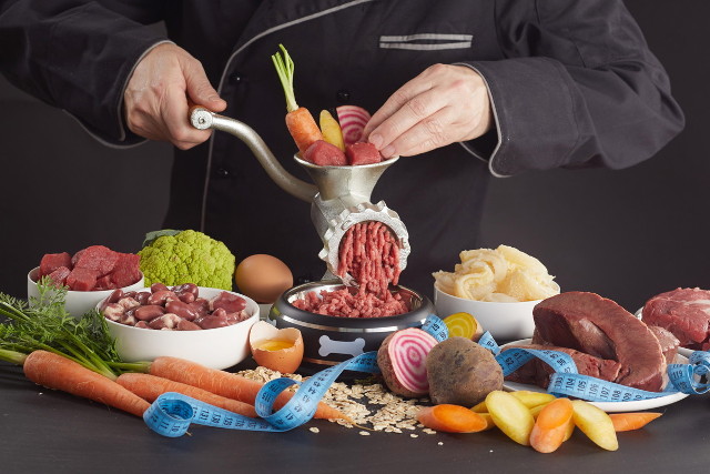 ドッグフードを作る男性