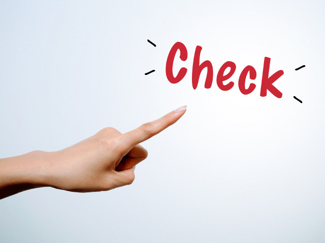 チェックの文字をさす指